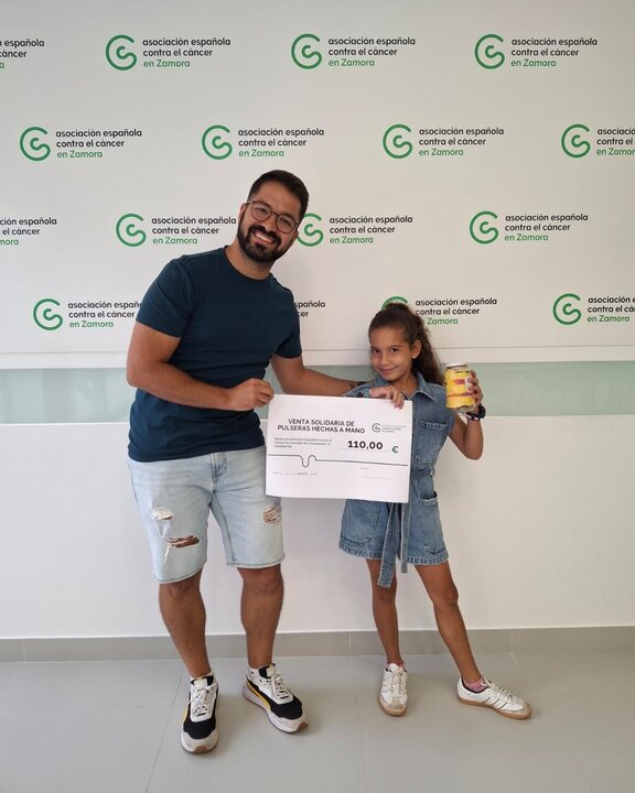 Daniela entrega su Donativo a la AECC de Zamora
