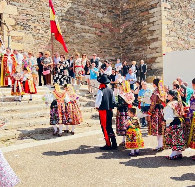 Carbajales de Alba celebra la misa en honor a la Virgen de los Árboles_1