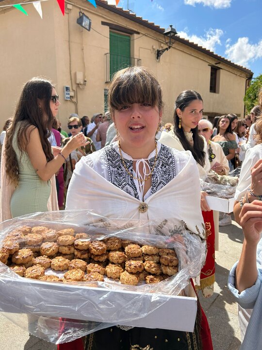 Quintos ofrecen dulces Vezdemarbán