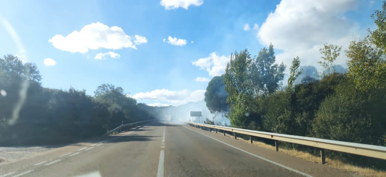 Incendio en una cuneta en la N-122