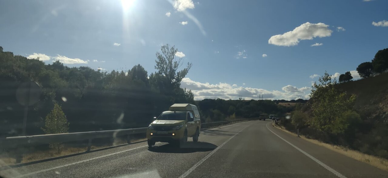 Efectivos de emergencia acuden al Incendio en una cuneta en la N-122