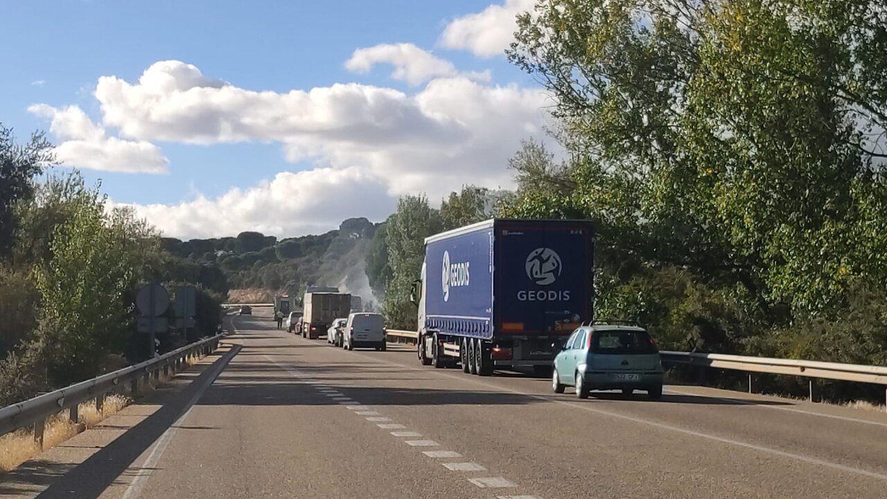 Incendio en una cuneta en la N-122_