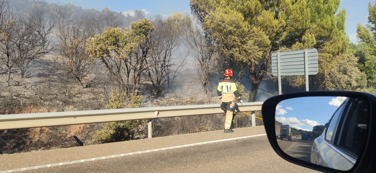 Incendio en una cuneta en la N-122_