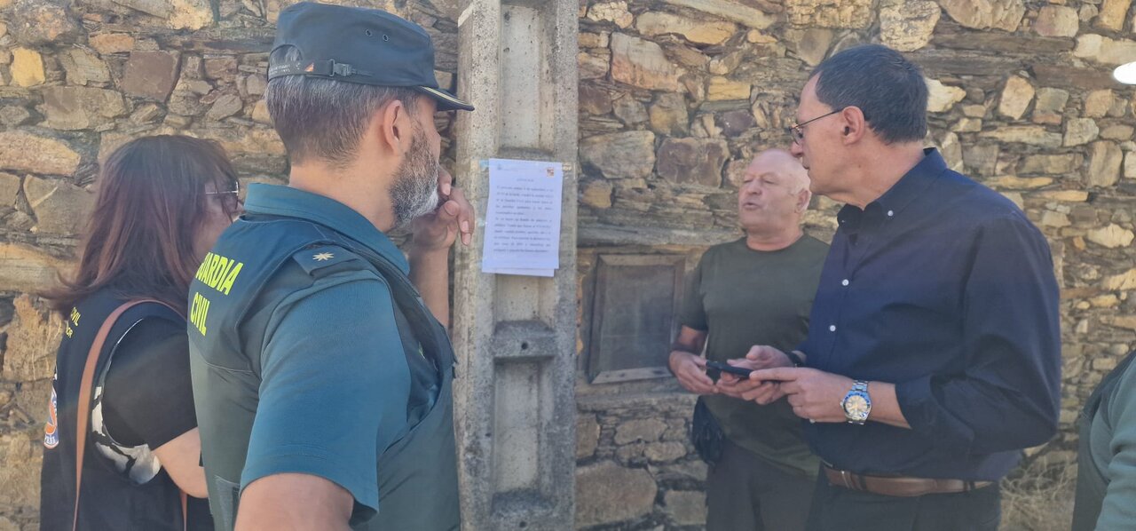 Ángel Blanco visita localidades afectadas por los incendios_3