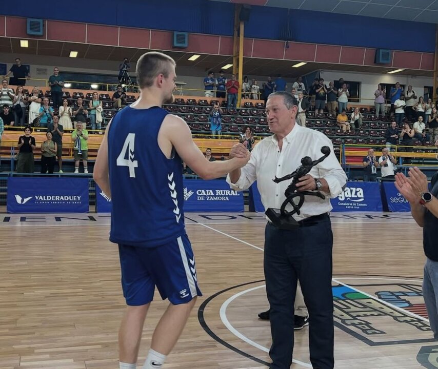El presidente de la Diputación de Zamora, Javier Faúndez entrega el premio del 46º Trofeo Diputación