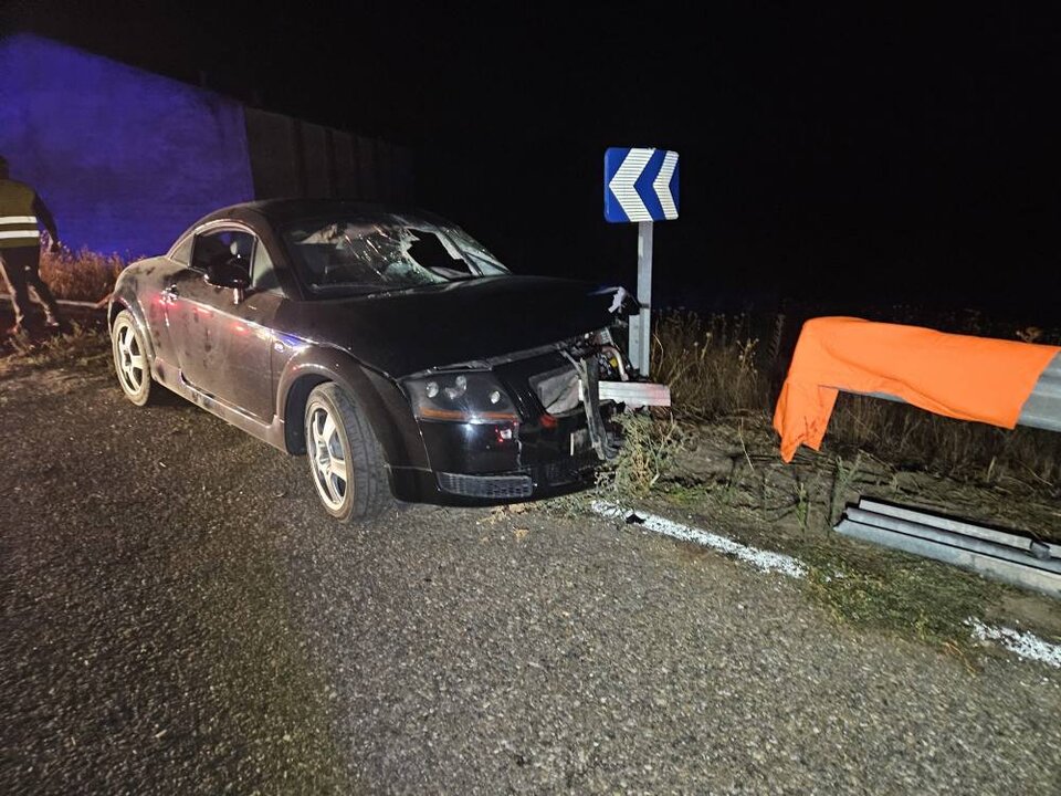 Accidente coche vehículo impacta con una bionda Almaraz del Duero2
