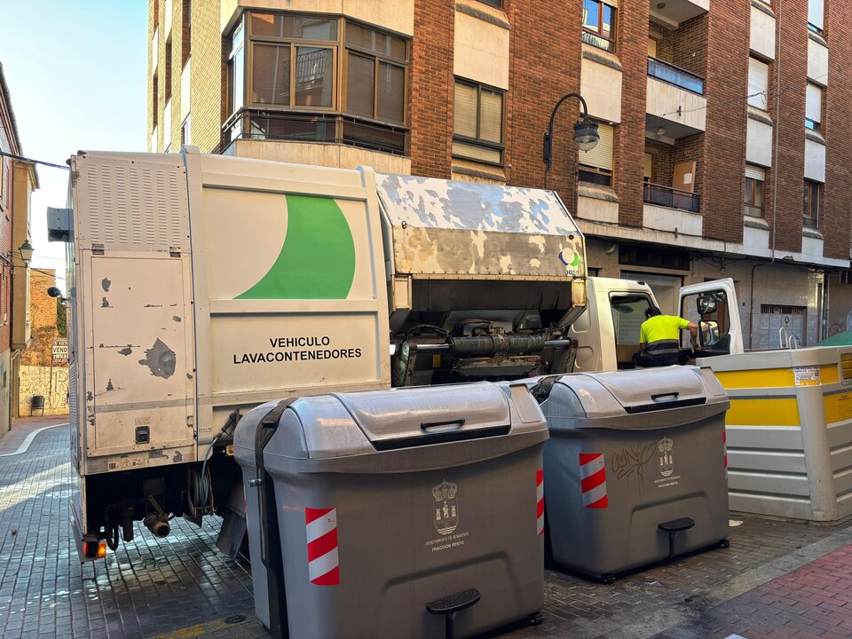 Limpieza contenedore Benavente_1