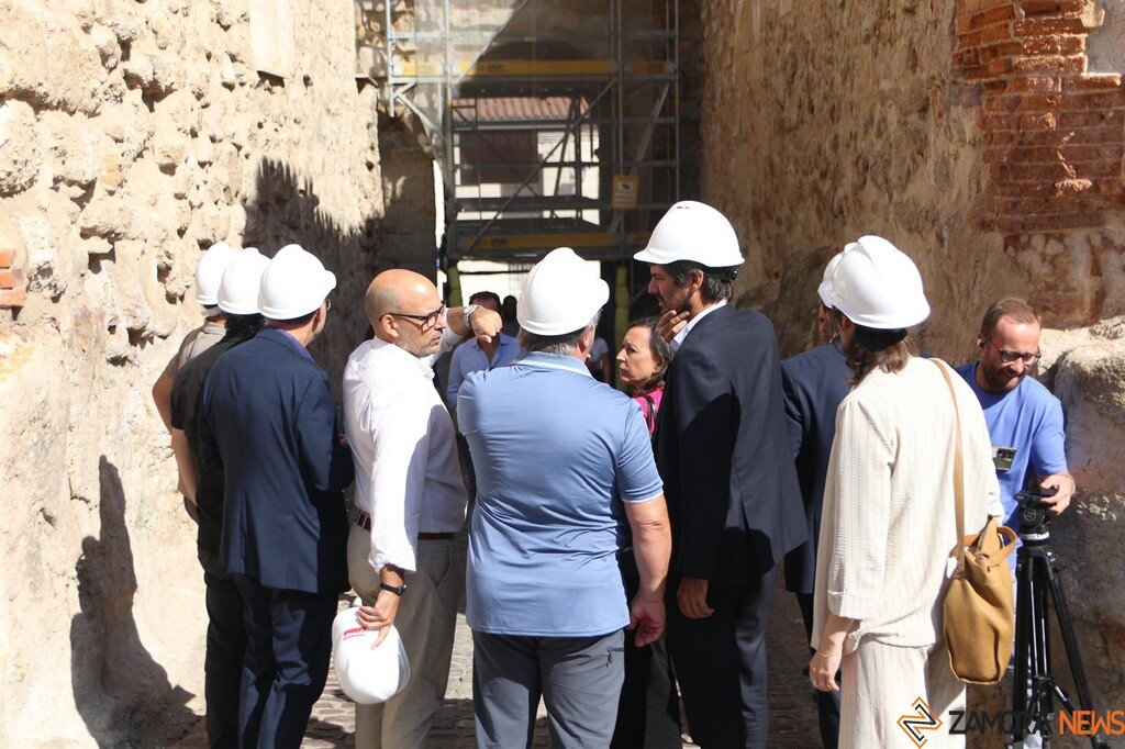 El Ministro de Cultura, Ernest Urtasun, visita las obras de la muralla de Zamora_4