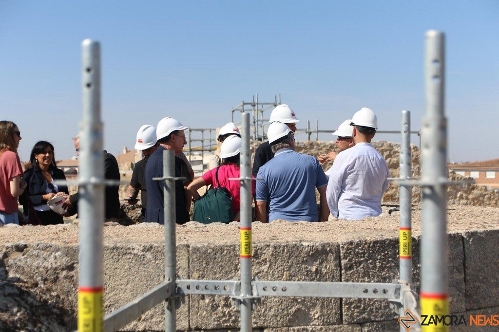 El Ministro de Cultura, Ernest Urtasun, visita las obras de la muralla de Zamora_8