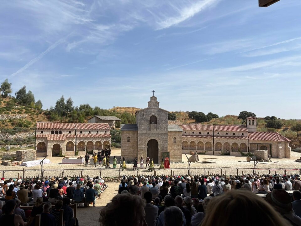 Vecinos de Villalazán visitan Puy Du Fou en Toledo_2
