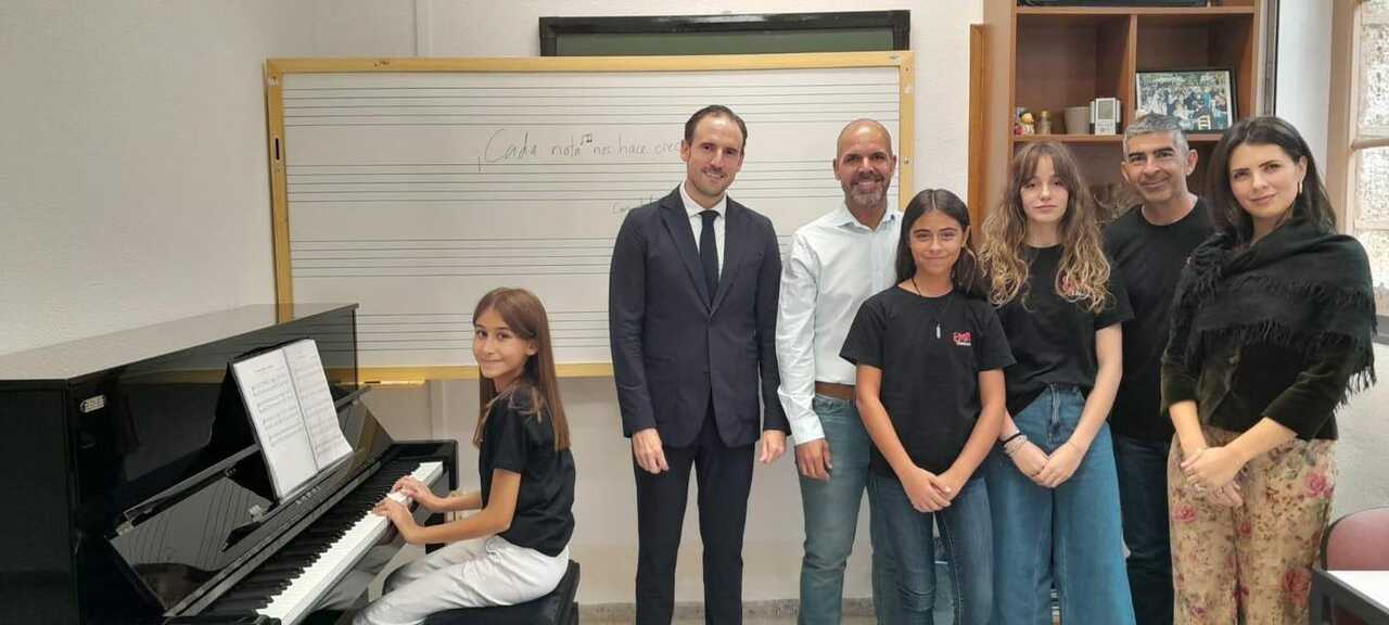 François López dona un piano a la Escuela de Música Municipal de Toro- imagen de redes sociales