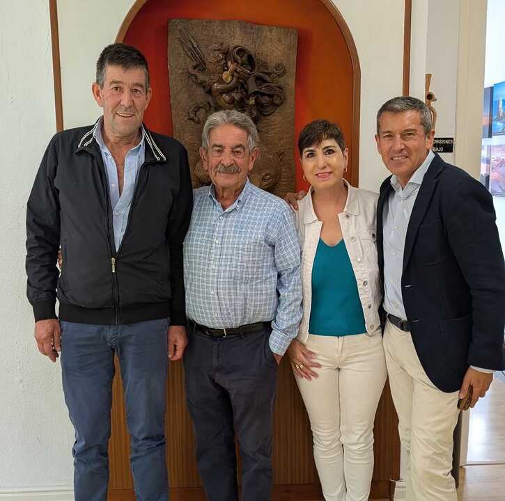 Miguel Ángel Revilla junto con Nina y Toño
