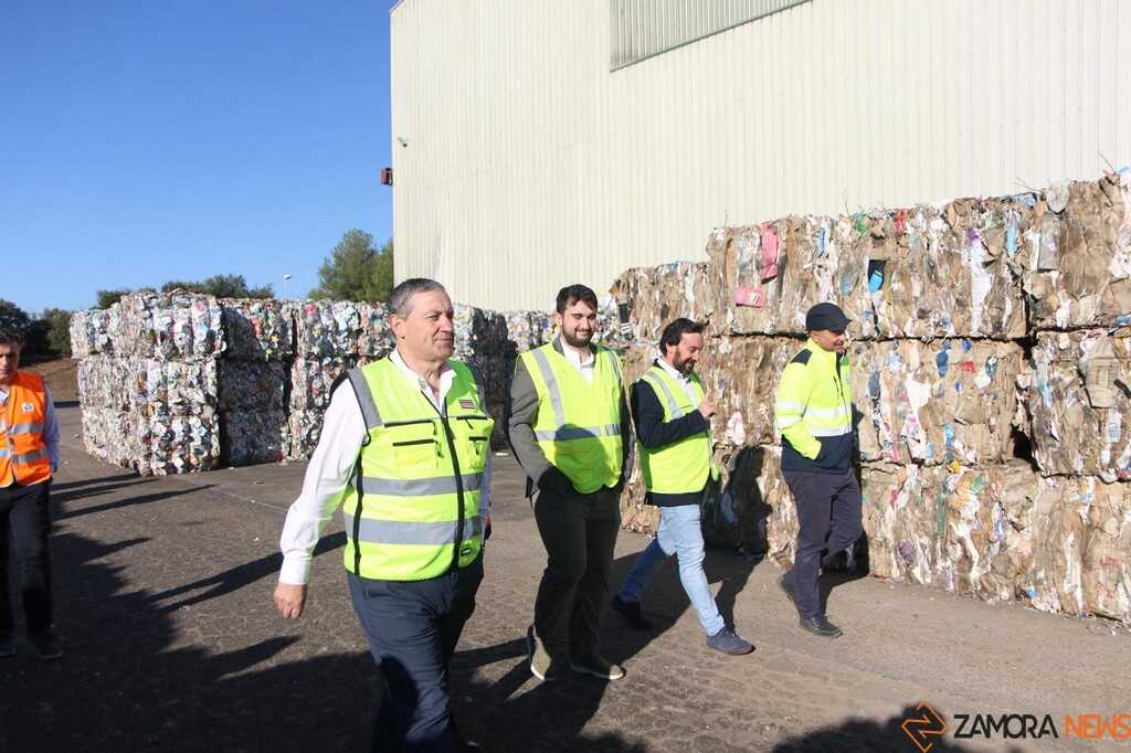 Javier Faúndez y Jose Manuel Jiménez en el Centro de Tratamiento de Residuos de Zamor_6