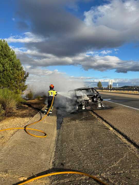 un coche se incendia en Rionegro del Puente