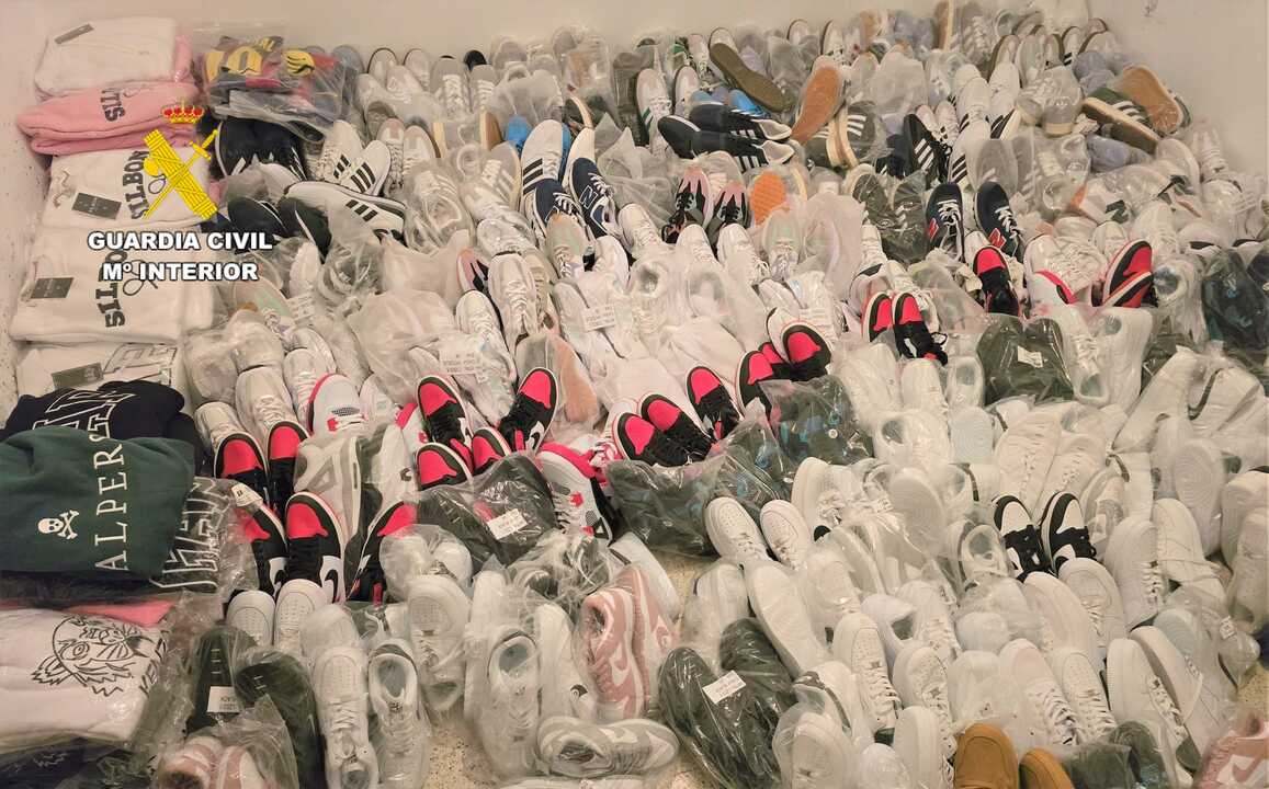 Interceptado en Corrales del Vino un furgón cargado de imitaciones de ropa y calzado de marca (1)