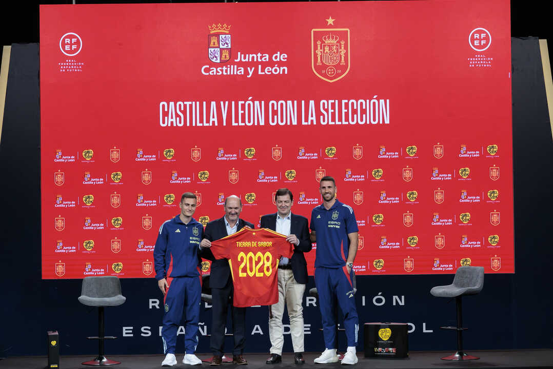 Mañueco muestra la camiseta de la Selección Española