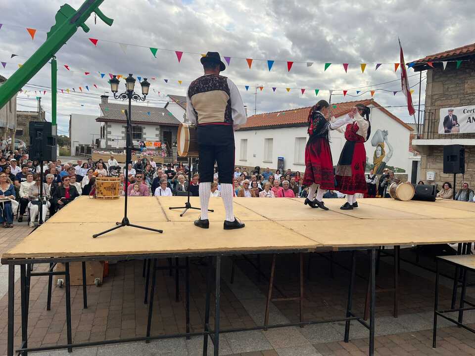Tamborilero y bailadoras de Almeida de Sayago en el VII Certamen de Tamborileros 'Andrés Calles' de Guadramiro