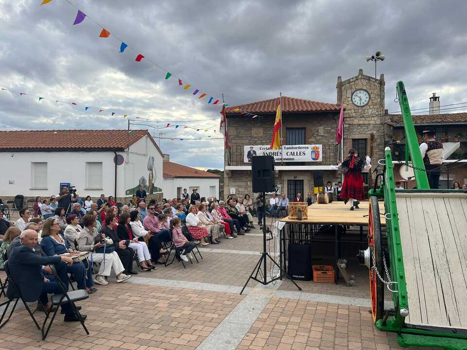 Actuación del tamborilero y bailadoras de Almeida de Sayago en el VII Certamen de Tamborileros 'Andrés Calles' de Guadramiro