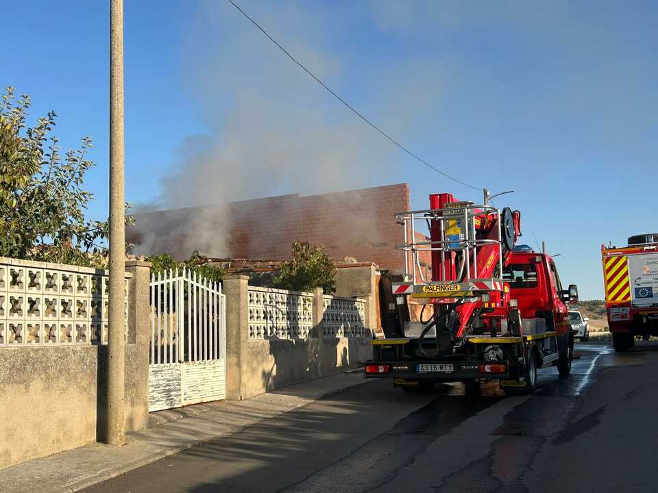 Incendio en una vivienda en Corrales del Vino_2