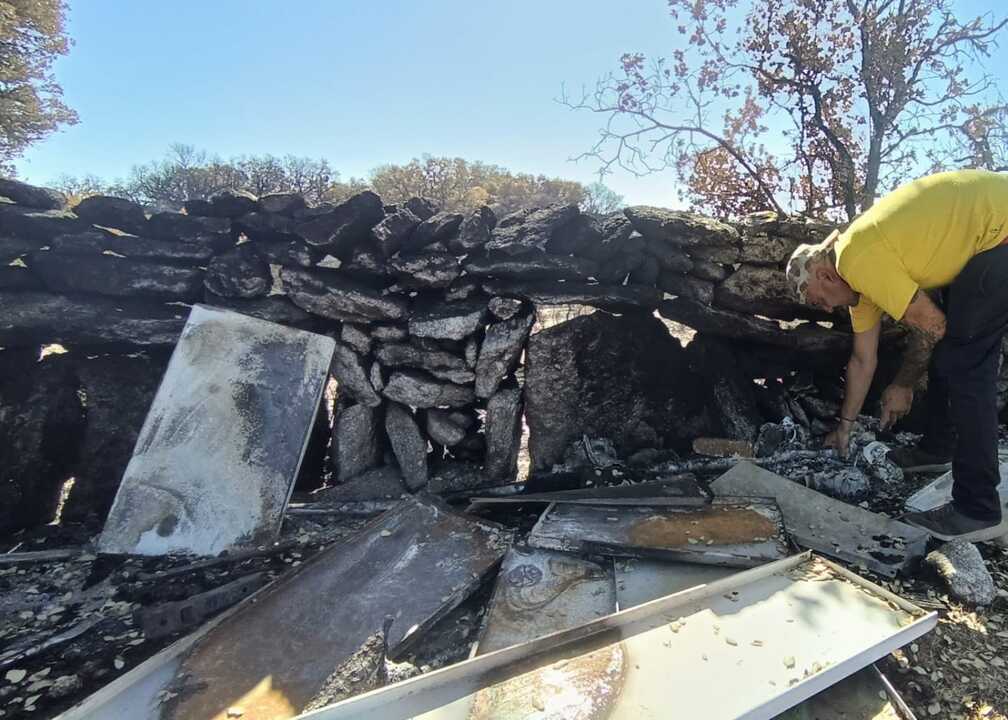 Israel muestra los restos de la motosierra calcinada