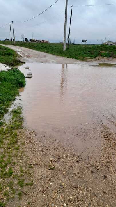 Aspecto que presenta el regato en Manganeses con agua estancada