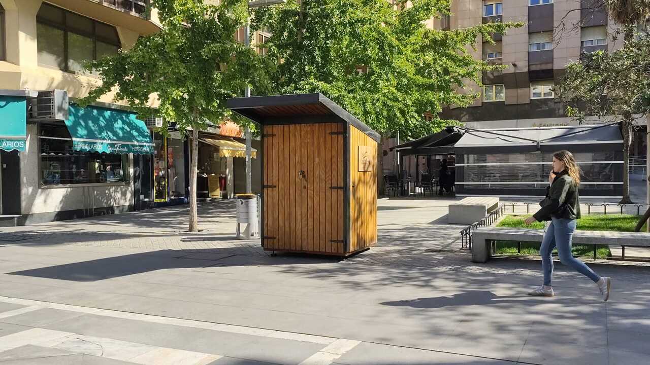 Puesto de castañas cerrado