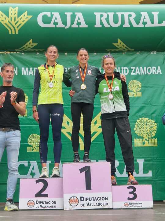 Podio Media Maratón femenino