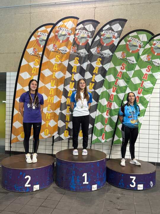 Carolina Ganado del Club Salvamento y Socorrismo Benavente, en el podio