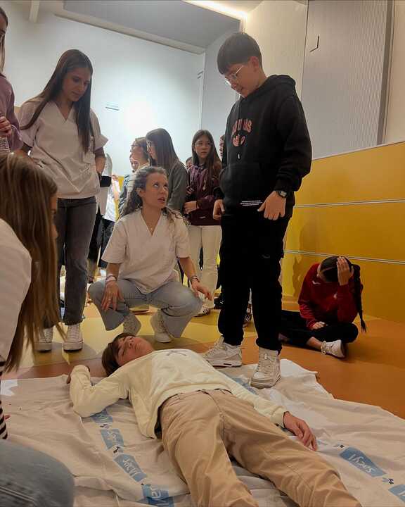 Taller de Primeros Auxilios en el Colegio Medalla Milagrosa- imagen de redes sociales