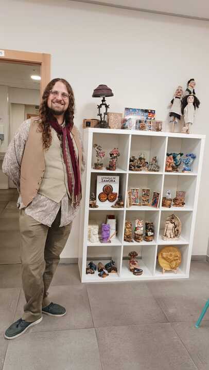 Miguel Elisardo junto a su exposición en el Centro Peromato