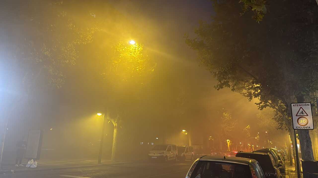 Humo  tras la explosicón de un vehículo en Zamora