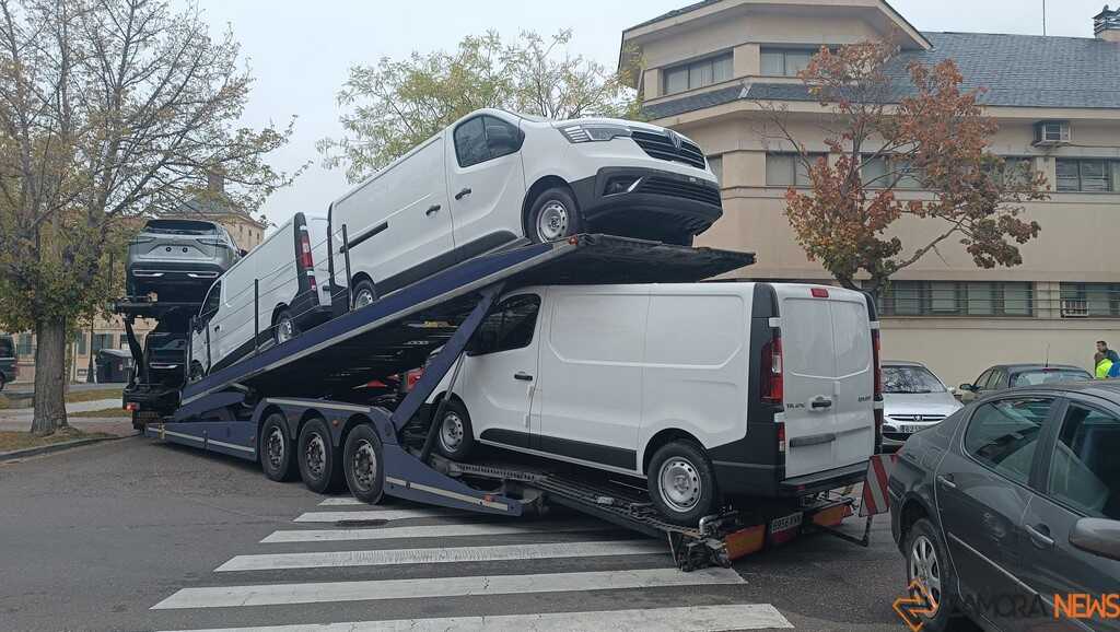 un camión portacoches queda encajado entre árboles_4