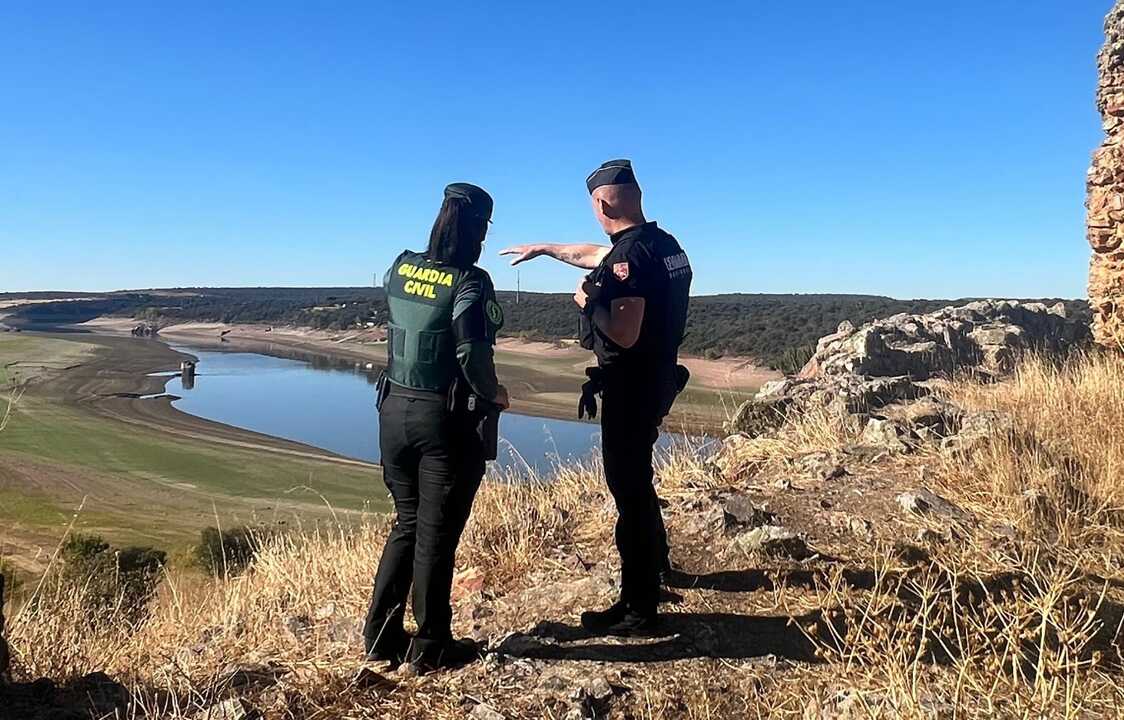 Guardia Civil y gendarme francés