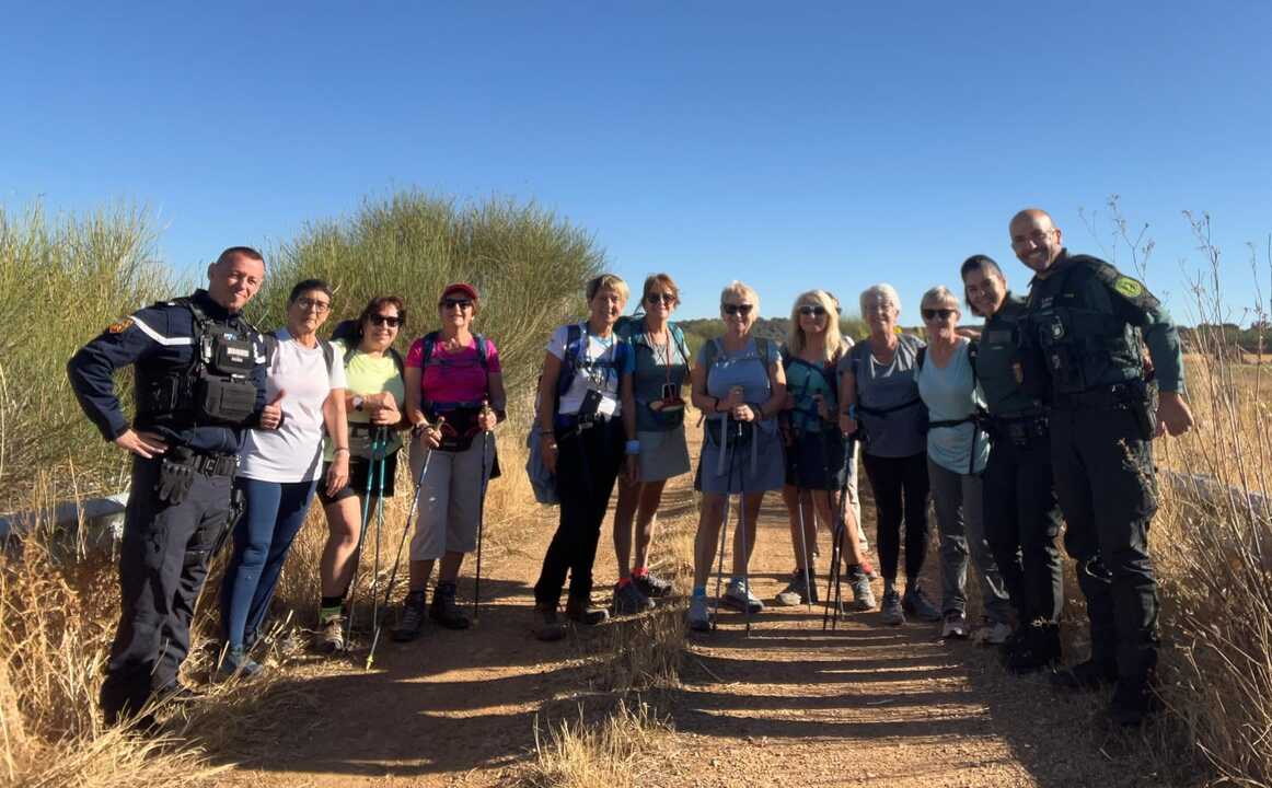 Guardia Civil con peregrinos2