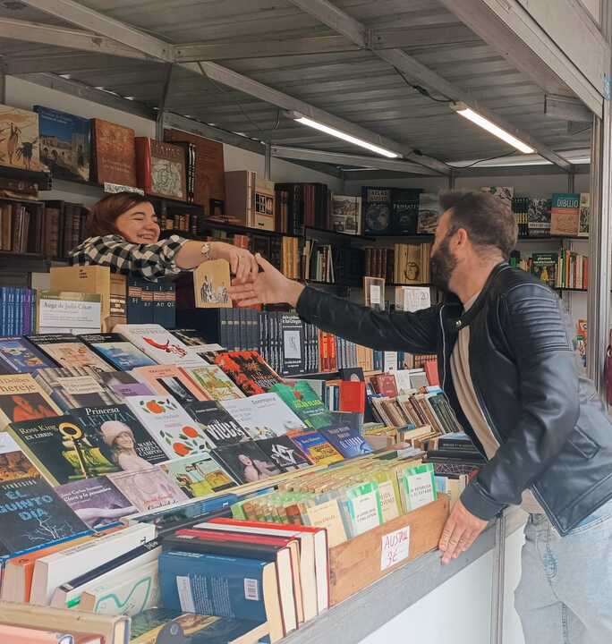 David Gago saluda a una de las libreras