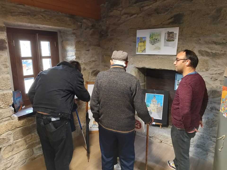 La residencia de Villardeciervos visita la exposición de Omar Nogales(2)