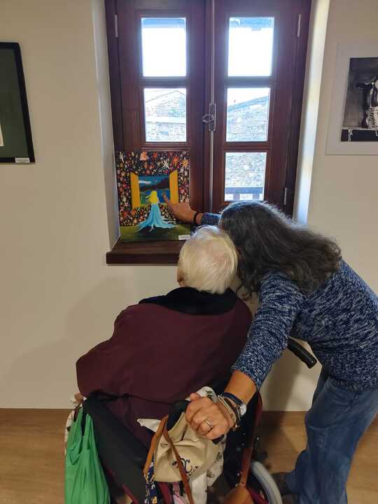 la residencia de Villardeciervos visita la exposición de Omar Nogales(3)