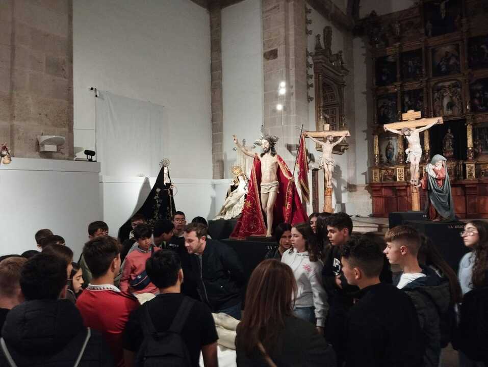Alumnos del IES Fuentesaúco y Amor de Dios en la exposicion Espejo del Alma_1