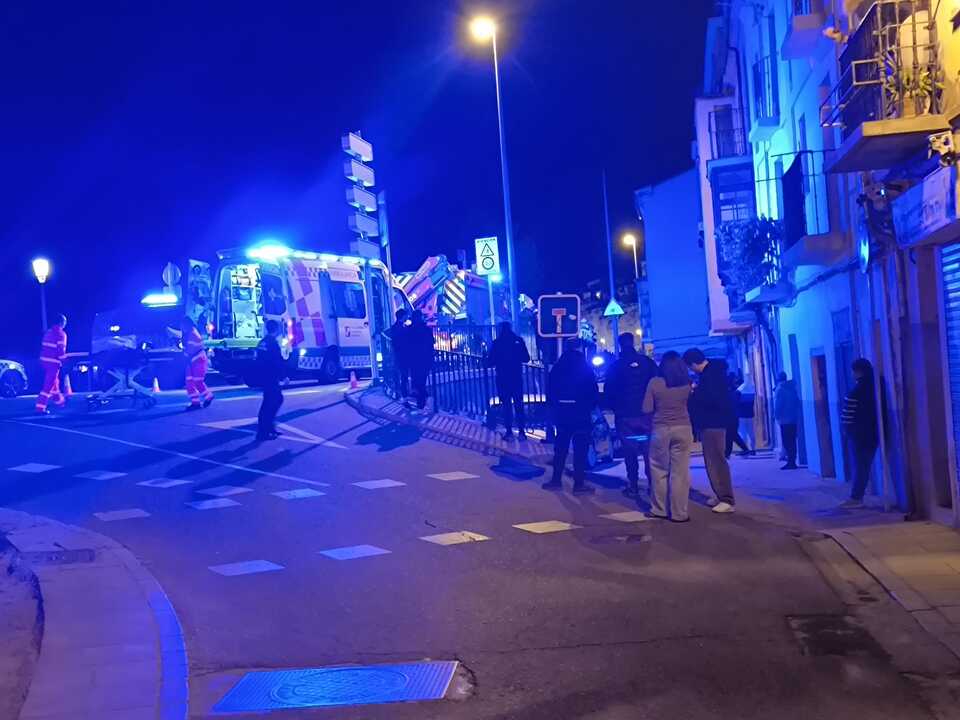 un vehículo vuelca en la Avenida de Vigo servicios de emergencia