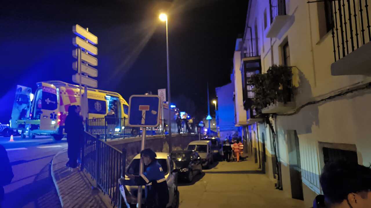 un vehículo vuelca en la Avenida de Vigo servicios de emergencia