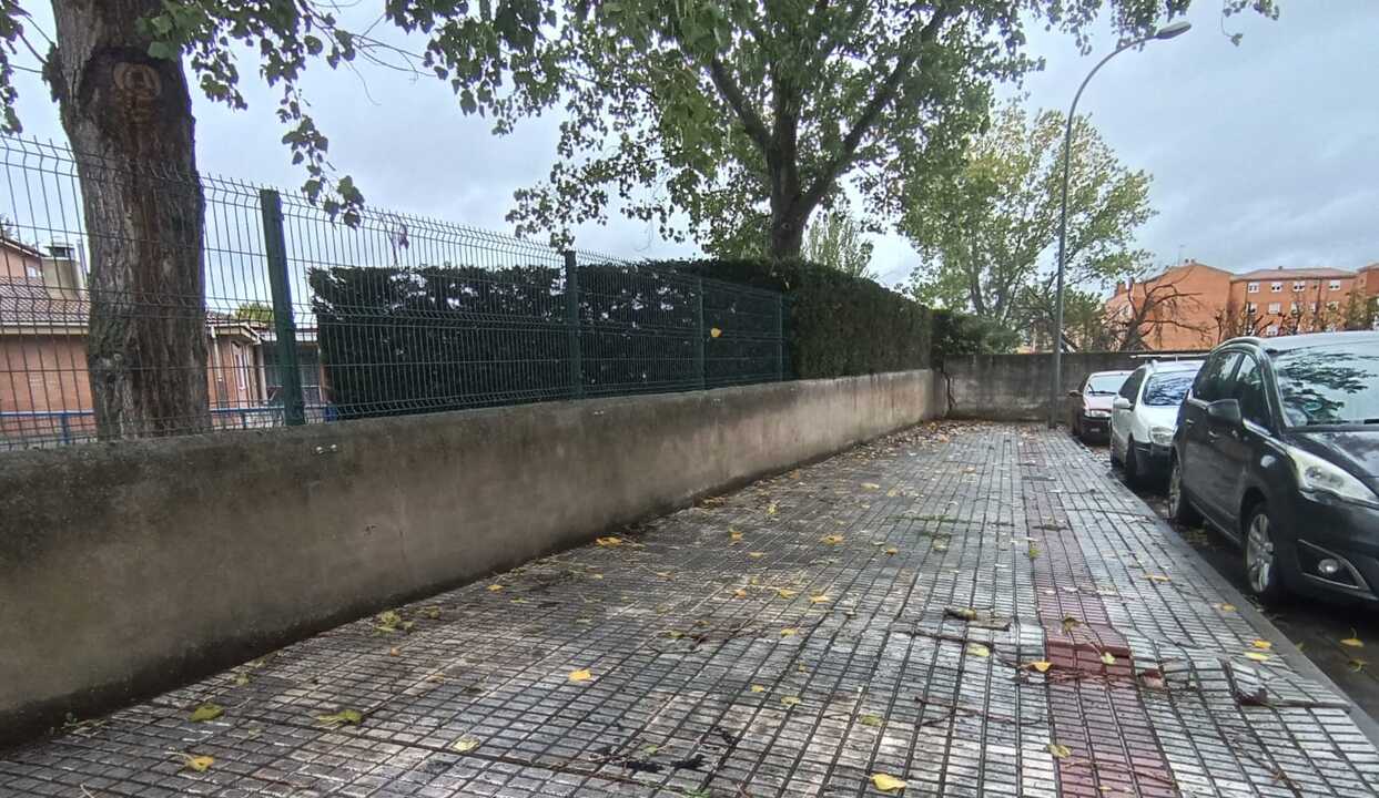 Acerca en la trasera del Colegio Virgen del Castilllo