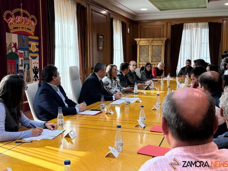 El presidente de la Diputación de Zamora, Javier Faúndez Domínguez, y la consejera de Agricultura, Ganadería y Desarrollo Rural de la Junta de Castilla y León, María González Corral