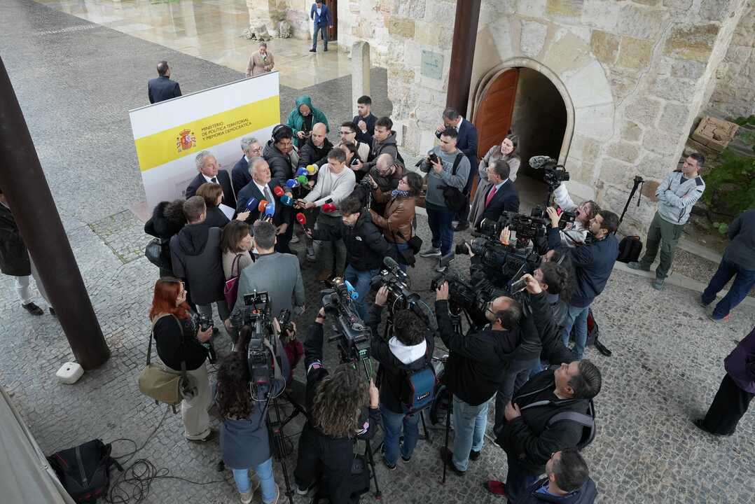 El ministro Torres rodeado de periodistas