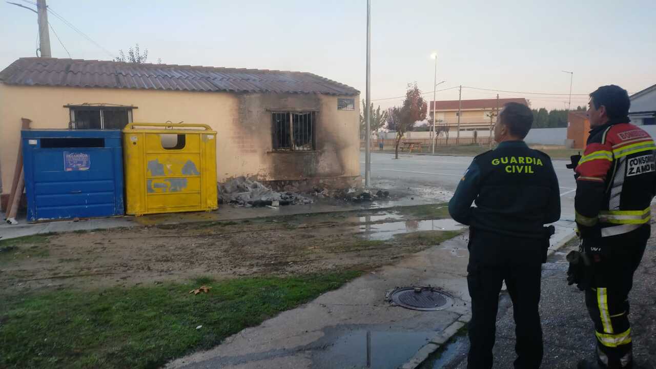 incendio de contenedores en Morales del Vino  (2)