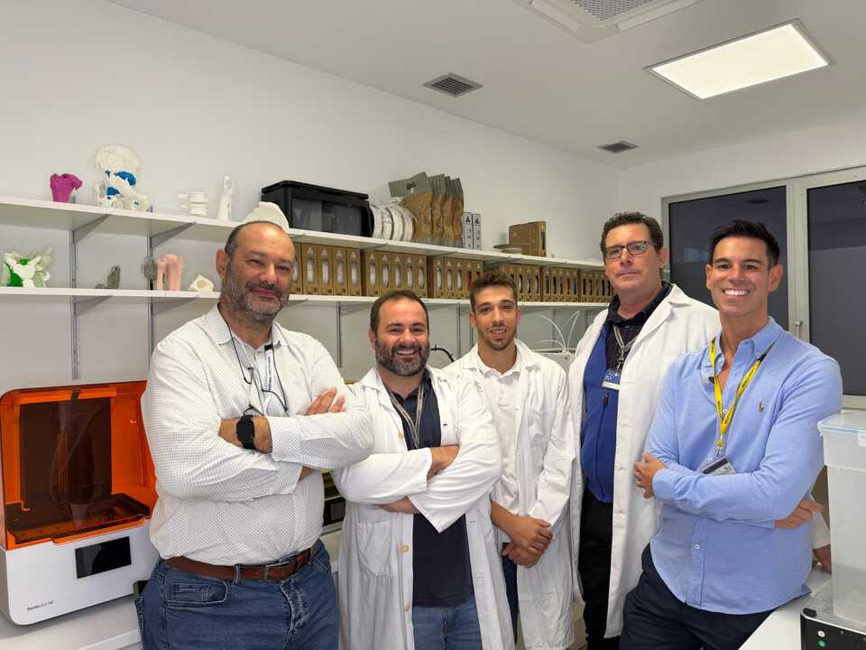 ​

De izquierda a derecha: Juan José Jiménez (subdirector de Gestión HURH), Fernando Espí (ingeniero), Diego Benavides (ingeniero biomédico), José Carlos Cardillo (jefe Servicio Mantenimiento HURH) e Ignacio Aguado (traumatólogo)

​
