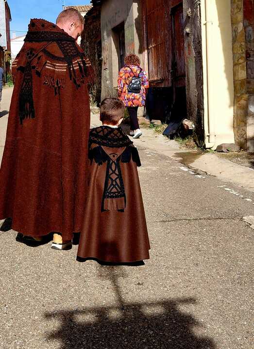 Un niño con la capa alistana