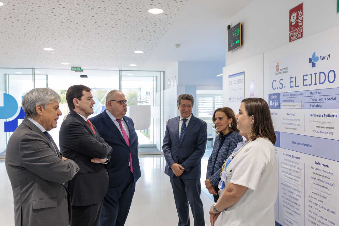 Mañueco en la Unidad de Afrontamiento Activo del Dolor Crónico