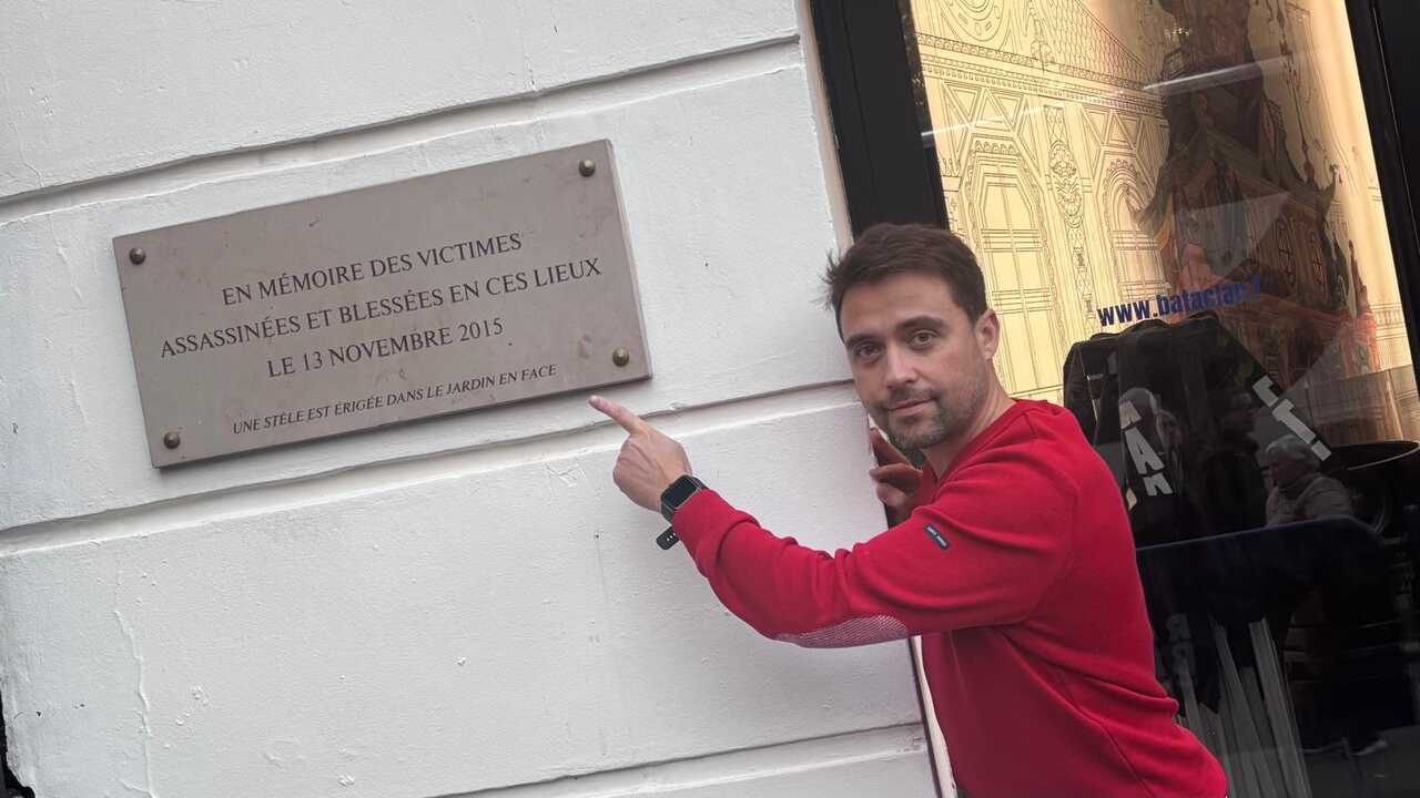 Emmanuel Fernández junto a la placa que recuerda a las víctimas