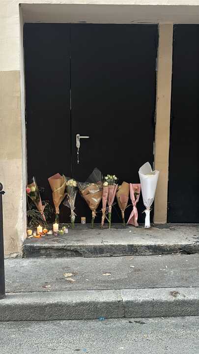 Salida de emergencia de la sala de fiestas con ramos de flores