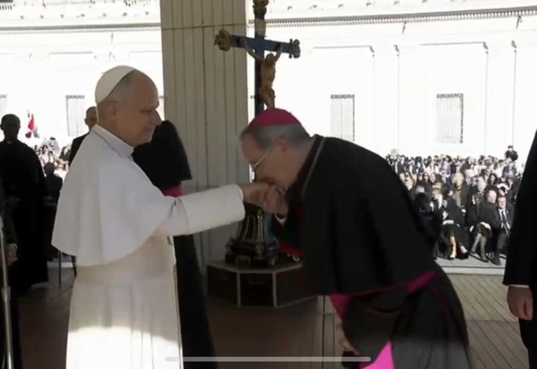 Fernando Valera en el besa manos de León XIV